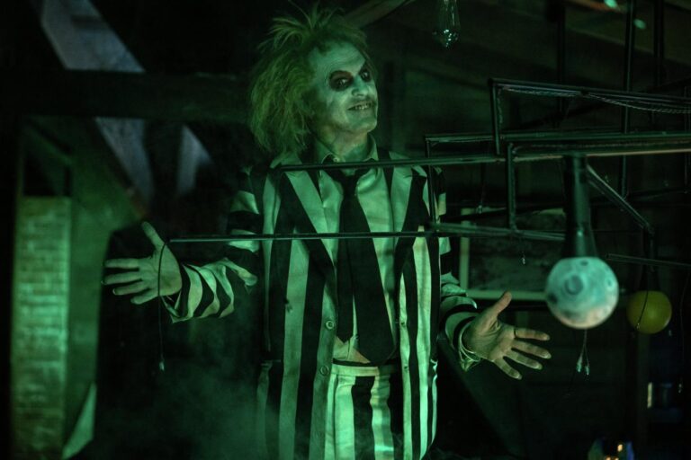 Michael Keaton jako Beetlejuice je zpět a míří na plátna kin. Podívejte se na první ukázku