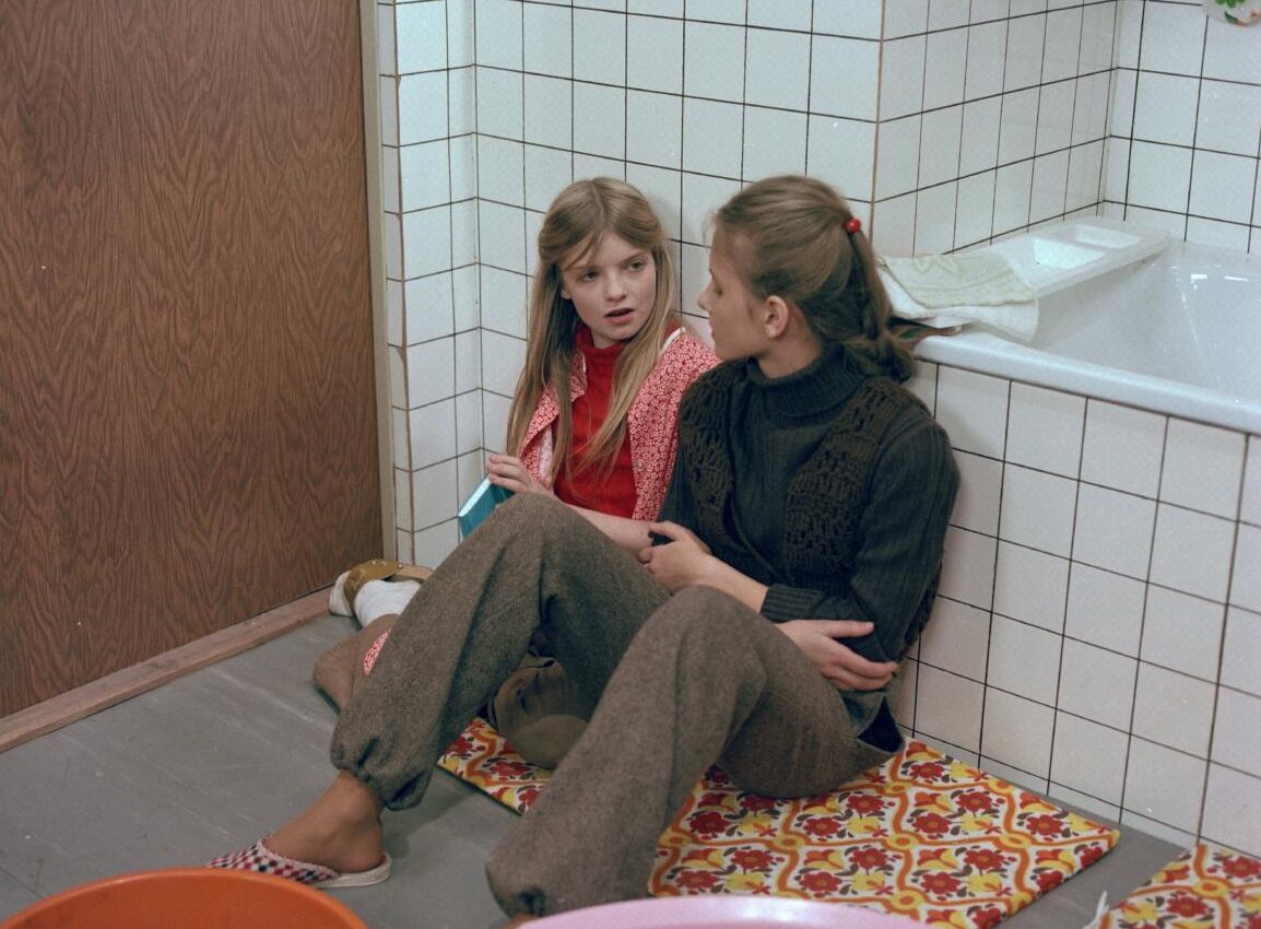 Jana Janatová jako Jitka Povejšová v My všichni školou povinní