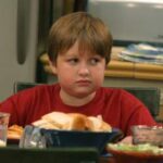 Angus T. Jones jako Jake Harper ve Dva a půl chlapa