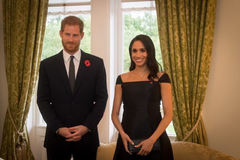Královna Alžběta krátce před svou smrtí nepěkně promluvila o Meghan Markle. Všichni přítomní jen zvedli obočí