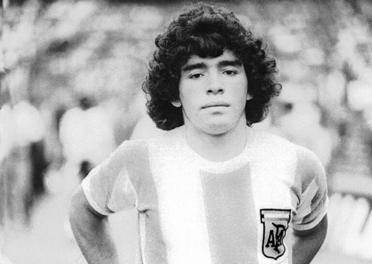 Diego Maradona bude čtyři roky po své smrti vykopán z hrobu. „Zavraždili ho,“ tvrdí jeho dcery