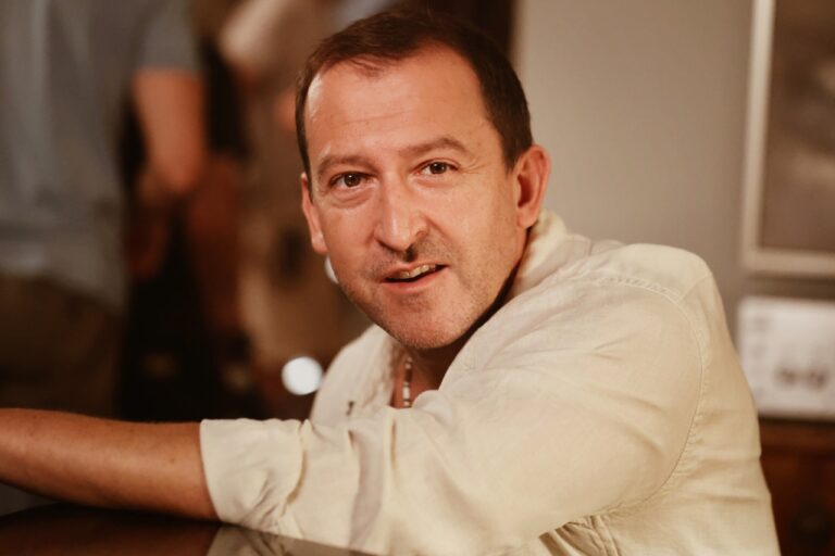 Pleš, šedivé vousy a charisma tvrďáka. Martin Hofmann změnil image a ženy na sítích jeho proměně tleskají