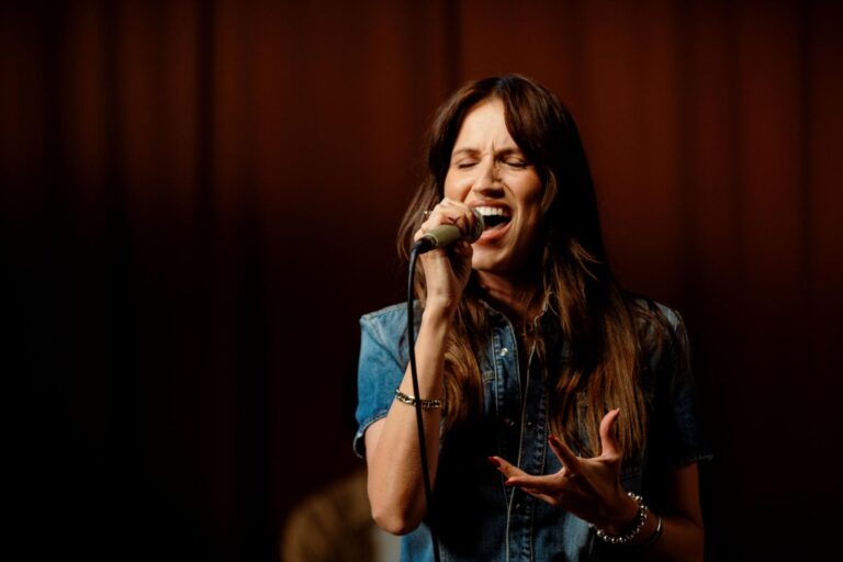 Elizabeth Kopecká září s hvězdou irských Kodaline. Jejich píseň k filmu Poklad sklízí úspěch