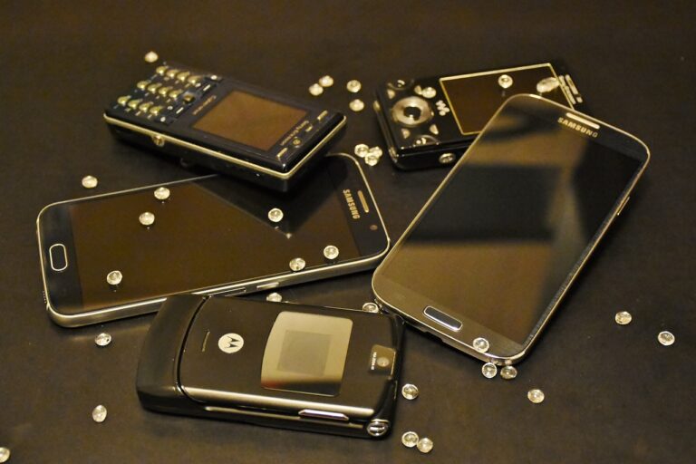 Myslíte, že jsou dnešní mobily drahé? Zavzpomínejte na ceny těch prvních. Z těchto cen odpadnete