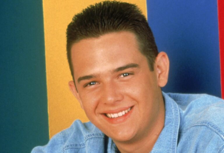 Brandon Call z Kroku za krokem slaví 49. Je z něj holohlavý realitní makléř a fanoušci jej na setkáních nepoznávají