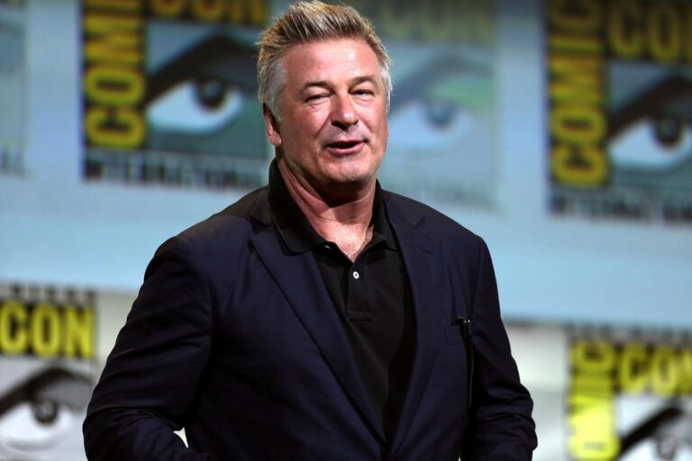 Alec Baldwin uvedl film, při němž zastřelil kameramanku. Scéna se střelbou pobouřila diváky
