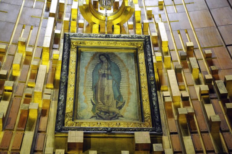 Záhada obrazu Panny Marie Guadalupské: Boží poselství o nelegitimním papeži Františkovi nebo náhoda