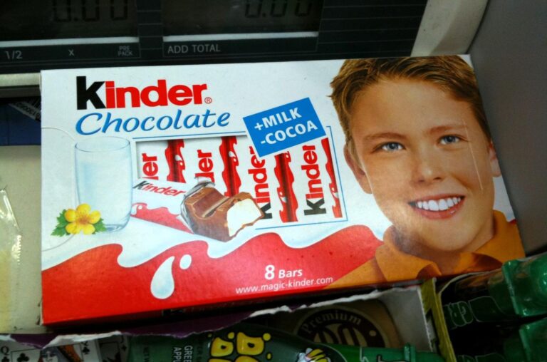 Dva dospělí muži tvrdí, že jsou tím malým klukem z obalu slavné čokolády. Který z nich je ten pravý