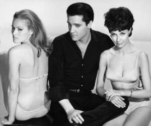 Elvis, Ursula Andress a Elsa Cárdenas (1963), FOTO: Paramount Pictures, Public domain, via Wikimedia Commons