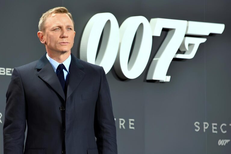 Daniel Craig: Z drsného agenta 007 je dnes šedivý děda. Fanoušci mezitím spekulují, kdo jej nahradí