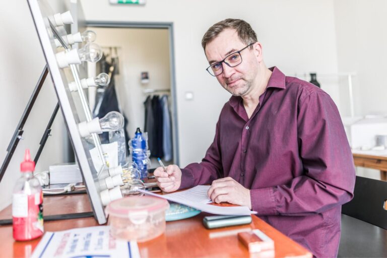 Ondřej Sokol slaví 54. Vztah s mladou učitelkou mu prospívá a jejich dům u Prahy zná celý internet