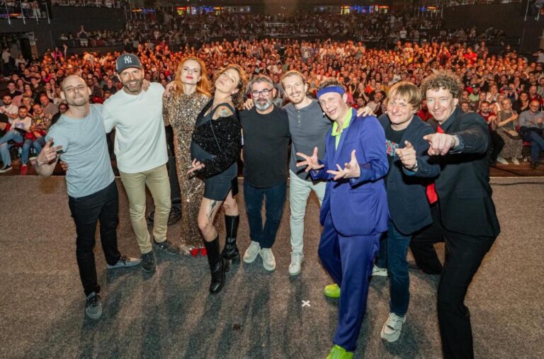 Češi a stand-up: Show Na stojáka slaví dvě dekády humoru