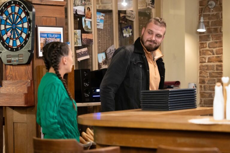 Páteční Ulice: Kolegové z Rybičky 48 lehnou smíchy! Rocker a zpěvák Kuba Ryba ve své „životní roli“