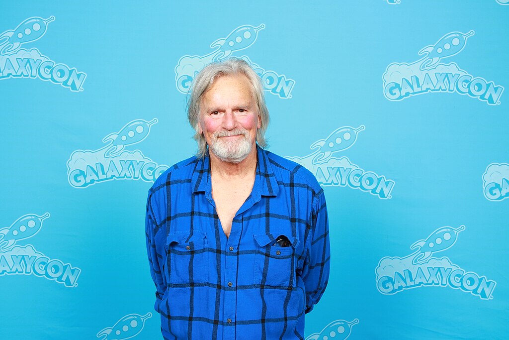 1024px-Richard_Dean_Anderson_Photo_Op_GalaxyCon_Richmond_2024 | ReadZone