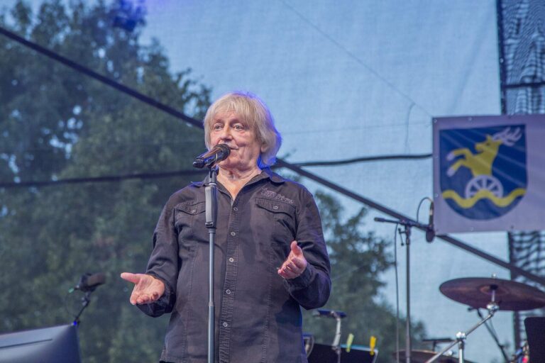 Václav Neckář se stal obětí podvodu: Když sociální sítě šíří lži aneb Falešné výroky o Českém slavíku