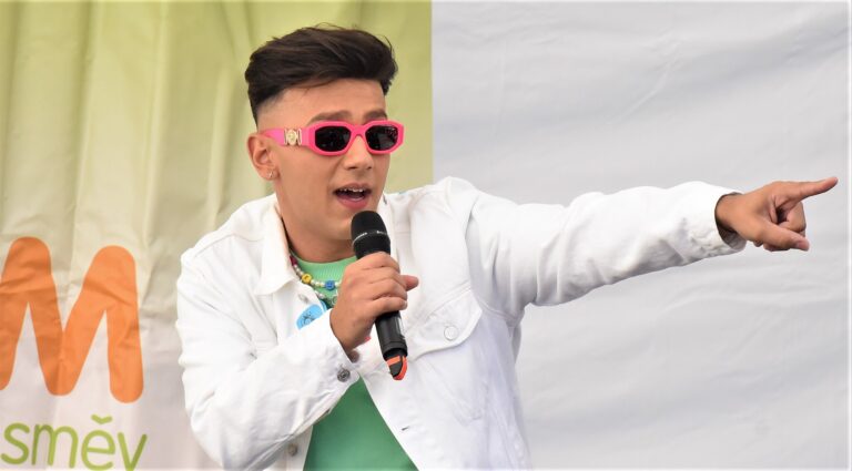 Jan Bendig sdílel video z dětství: Od osmiletého zpěváka v pokojíčku k velkým pódiím
