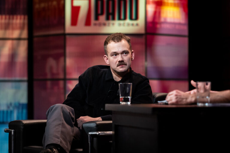 Jak se herec Adam Ernest stal nevěstou a proč má podivné tetování na zadku