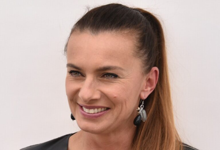 Alice Bendová slaví 52 a ukázala se v plavkách v životní formě. Po padesátce je to buď ksicht, nebo tělo, říká