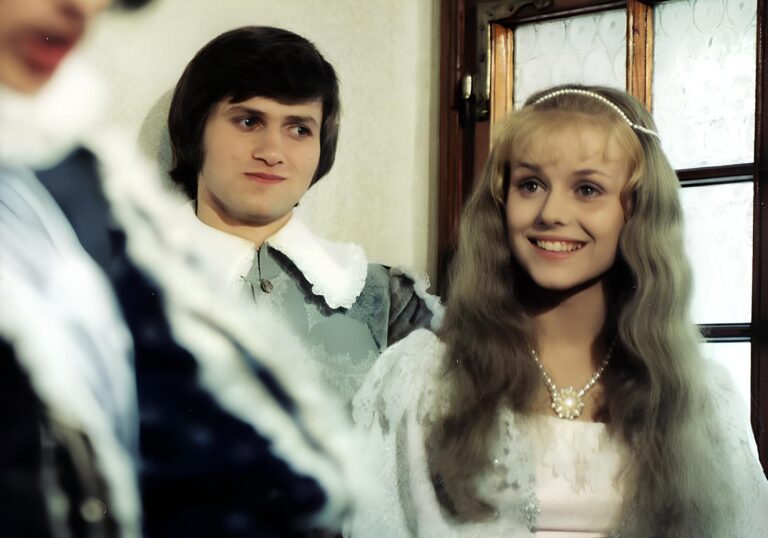 Jak se budí princezny: představitelka Růženky slaví pětašedesát. Marka Míková hraje na piano a zpívá v punkové kapele