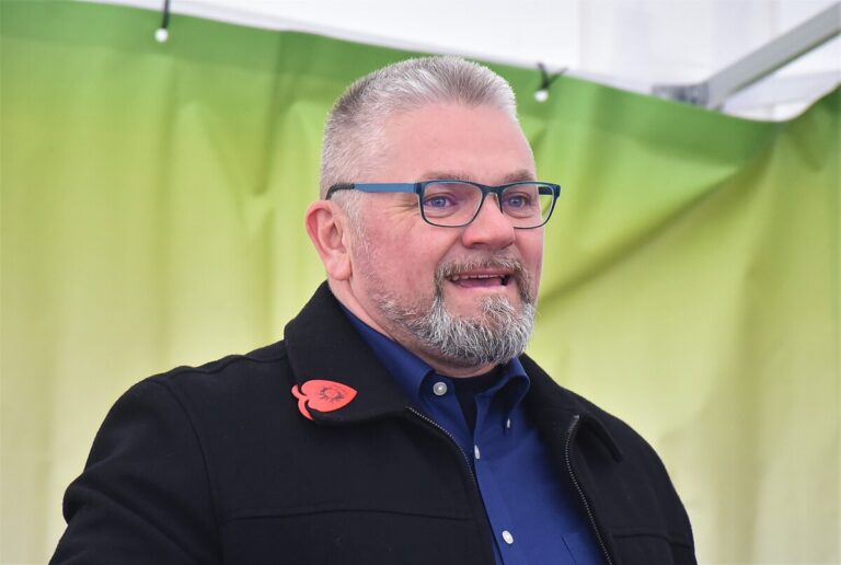 Vzpomínáte na píseň “Né pětku né…”? Takto dnes vypadá její zpěvák Josef Melen, který brzy oslaví 50