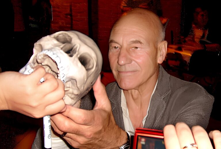 Herec Patrick Stewart promluvil o svých setkáních s duchy. Kdysi koupil dům, kde podle něj strašilo