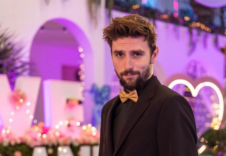 Vašek Matějovský provokuje: Nechal se nafotit nahý s ponožkou v rozkroku. „Stačila kratší,“ dělají si z něj srandu