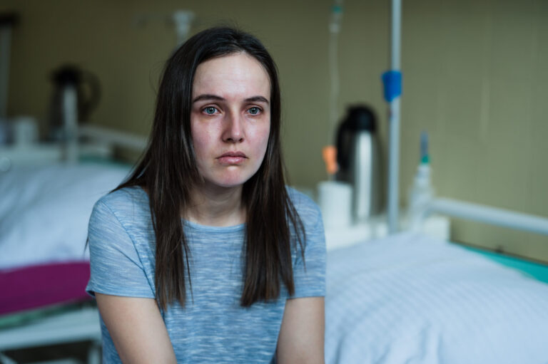 Film, ze kterého puká srdce: Tereza Ramba v Zápisníku alkoholičky ukázala, jak hluboko může spadnout máma