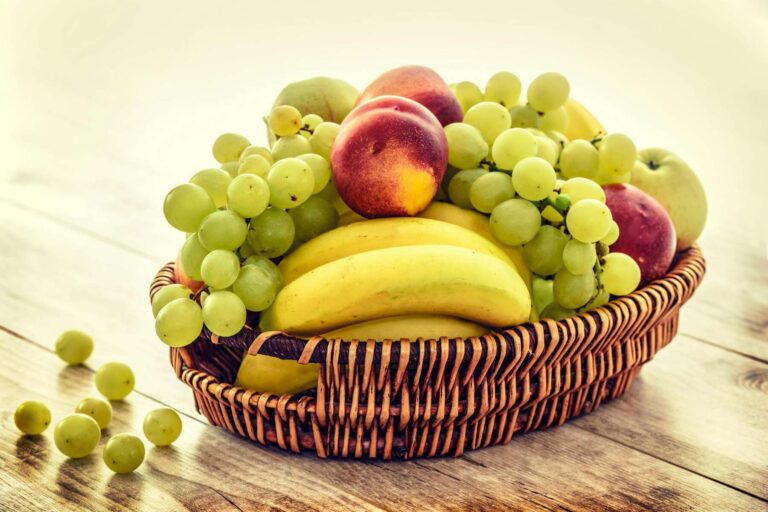 Může se ovoce jíst jen ráno? Gastroenterolog vyvrací zažité mýty