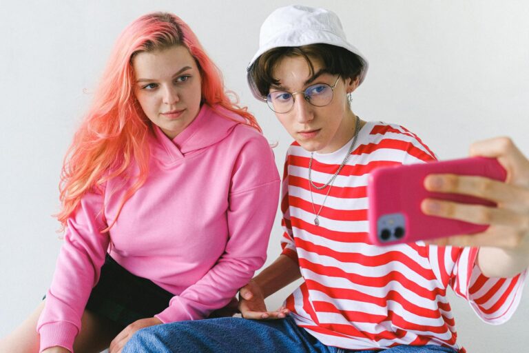 Může Facebook a Instagram zničit přátelství či vztah? Problém není v sítích, ale v lidech