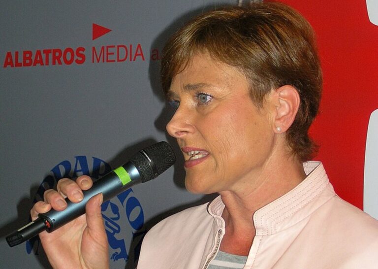 Jak jen to dělá? Legendární hlasatelka Marie Retková snad vůbec nestárne a navzdory věku vypadá stále skvěle