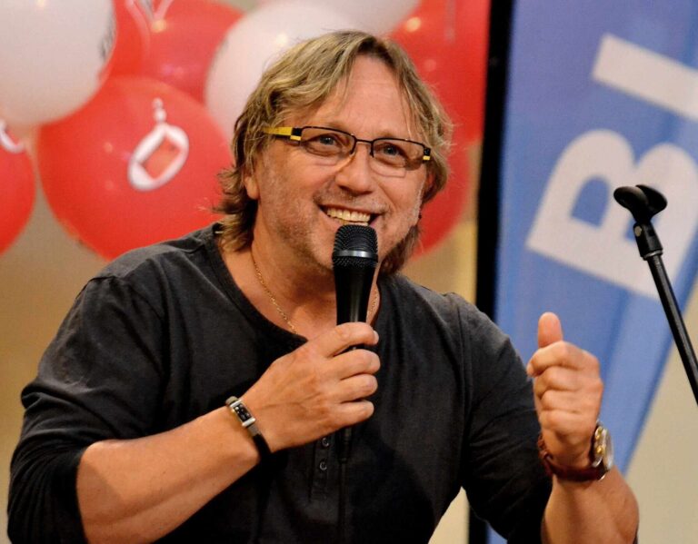 Dalibor Janda si na důchod nestěžuje. Jeho písně jej finančně zajistily, Hurikán mu ale připomíná rodinnou tragédii