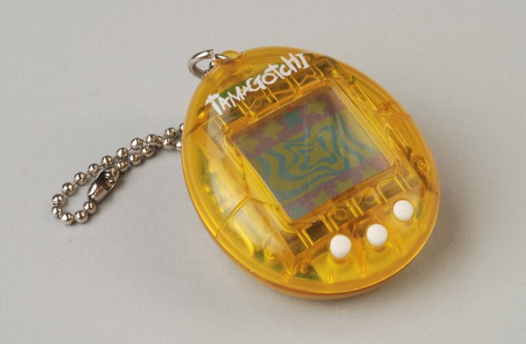 Hračky a hry, které definovaly dětství v 80. a 90. letech: Tamagoči, POGY, Honzo, vstávej! či skákání gumy