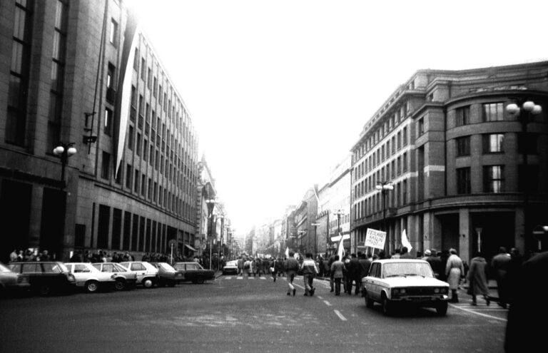 Bylo za socialismu opravdu levněji? Porovnání cen a mezd odhaluje velké rozdíly