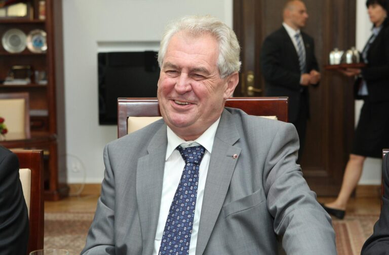 Budeme z toho muset vyžít, postěžoval si Miloš Zeman. Přitom má důchod přes 20 tisíc a k tomu dalších 100 tisíc měsíčně