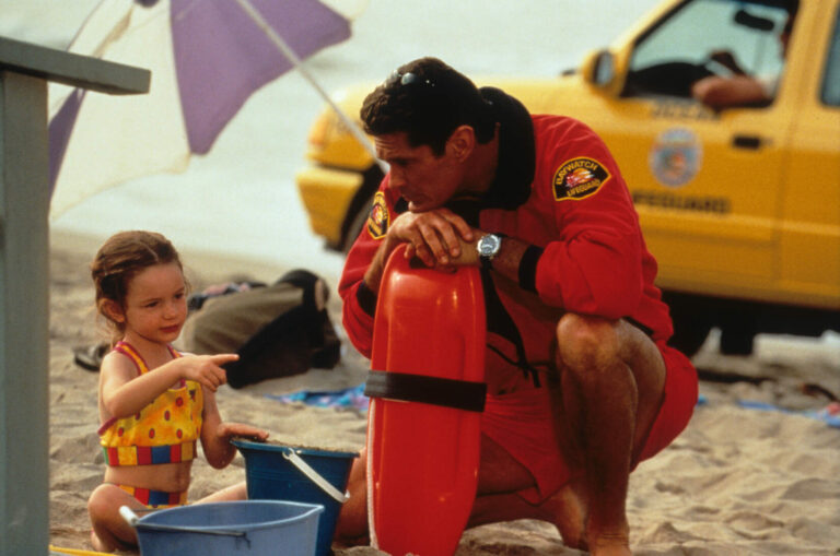 Z plavčíka Mitche zbyl jen stín: Šedivý David Hasselhoff na vozíku, čeká ho operace