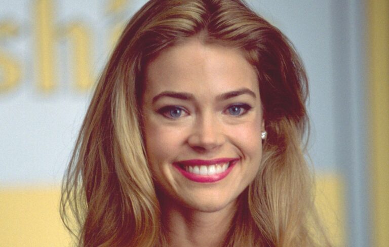 Denise Richards už není křehotinkou. Zúčastnila se nejdrsnější reality show světa, ale praskly jí v ní prsní implantáty