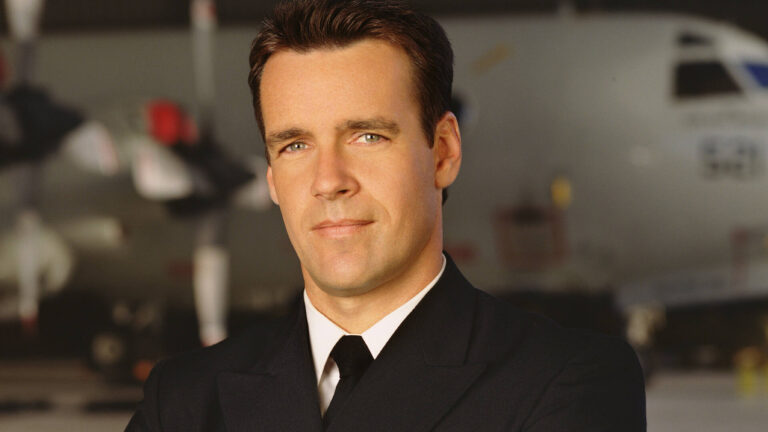 Harmon Rabb z JAGu sice zestárl, ale vyzrál. David James Elliott mohl mít kteroukoli ženu, přesto je věrný jediné