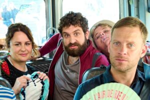 Bořivoj Čermák na snímku za Jakubem Prachařem ve filmu Jedeme na teambuilding, FOTO: © CinemArt, distr. FTV Prima
