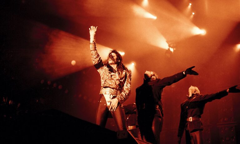 Průhledná halenka a zdvižené prostředníčky. Dcera Michaela Jacksona byla na párty po Zlatých glóbech nepřehlédnutelná