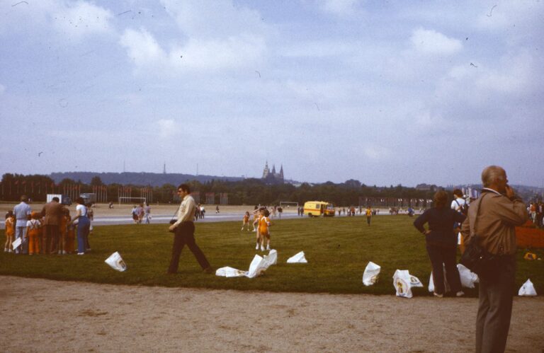 „Jó, za komunistů, to by se nestalo…“ aneb Mýty a fakta o životě v socialismu