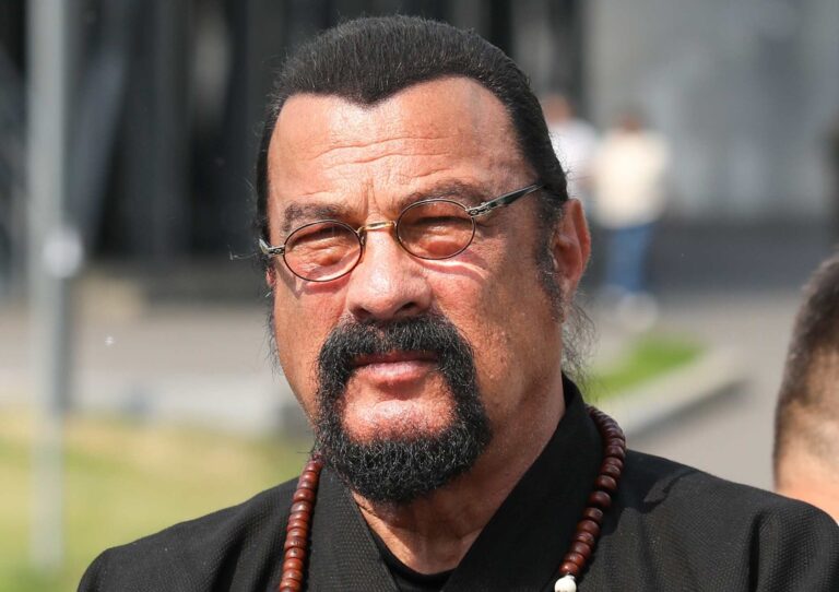 Steven Seagal byl jedním z největších akčních hrdinů. Dnes připomíná spíš otesánka