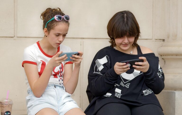 Sdílení a lajky jako droga a fenomén FOMO: Strach z prošvihnutí ovládá dnešní mládež, online tráví i pět hodin denně