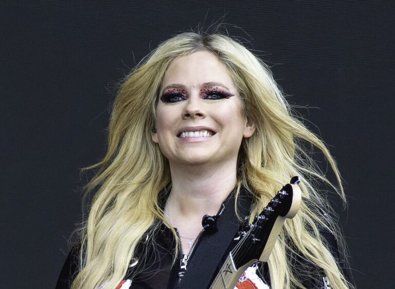 Avril Lavigne: Dva roky nemohla vstát z postele, zrušila zasnoubení, ale v hudební kariéře pokračuje nadále