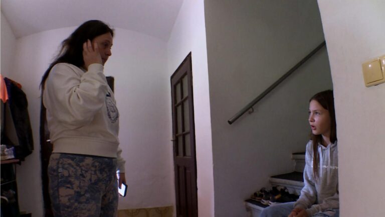 Výměna manželek: Desetiletá kuřačka, která se na kameru pořádně předvede