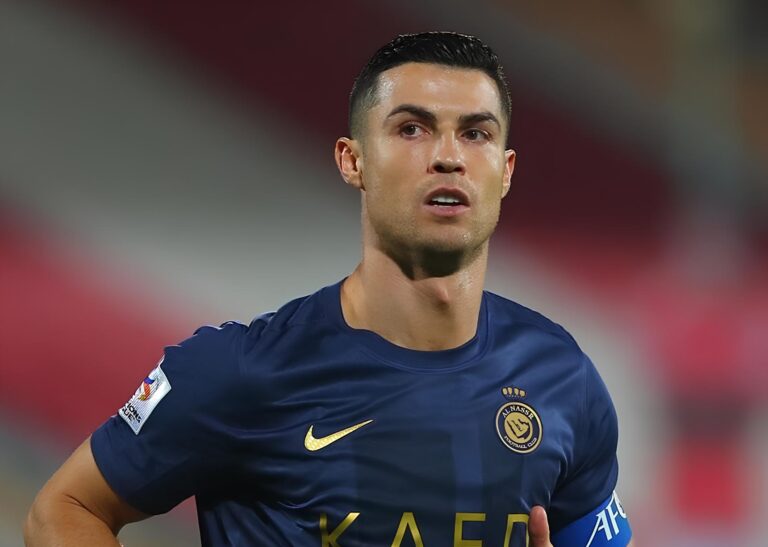 Cristiano Ronaldo je čtyřicátníkem: Málem se nenarodil, vydělává 10 000 Kč za minutu a chce vstřelit 1000 gólů