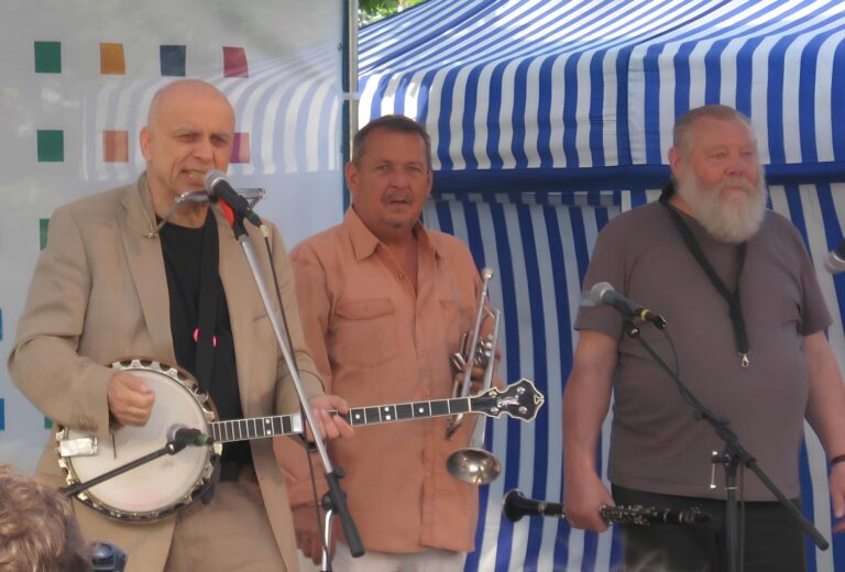 Třiaosmdesátník Ivan Mládek: O 40 let mladší partnerka, malování, popíjení s kamarády a vzpomínky na Čundrycountry show