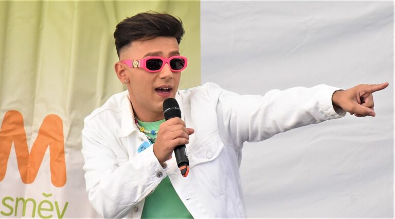 Jan Bendig slaví 31: Těžké začátky kvůli původu až po aféru s moukou. Zpívá česky i romsky aby nezapomněl, odkud pochází