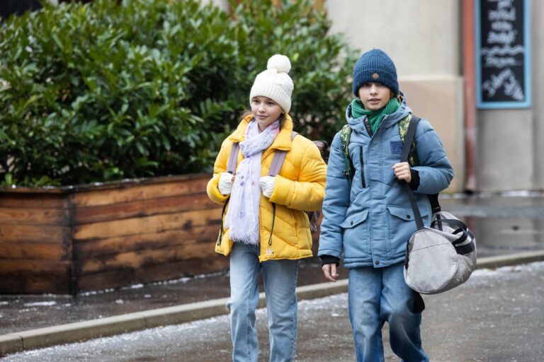 Pondělní Ulice: Rande ve třech, hra na šťastnou rodinku a akce flétna