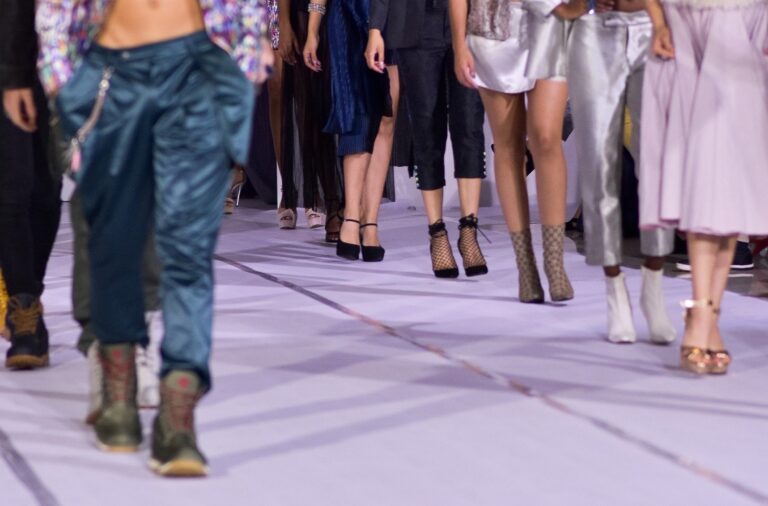 Trendy v módě aneb co se bude nosit v roce 2025: Kancelářský styl, semiš i průsvitné modely