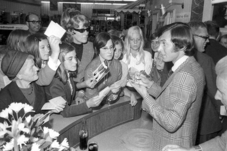 Kolik vydělávali čeští zpěváci za socialismu: Na vrcholu byl Karel Gott, podle Milouše Jakeše měli Zagorová a Janda miliony